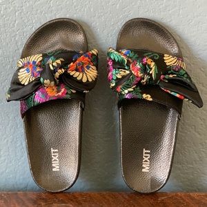 Slide sandals with bow detail